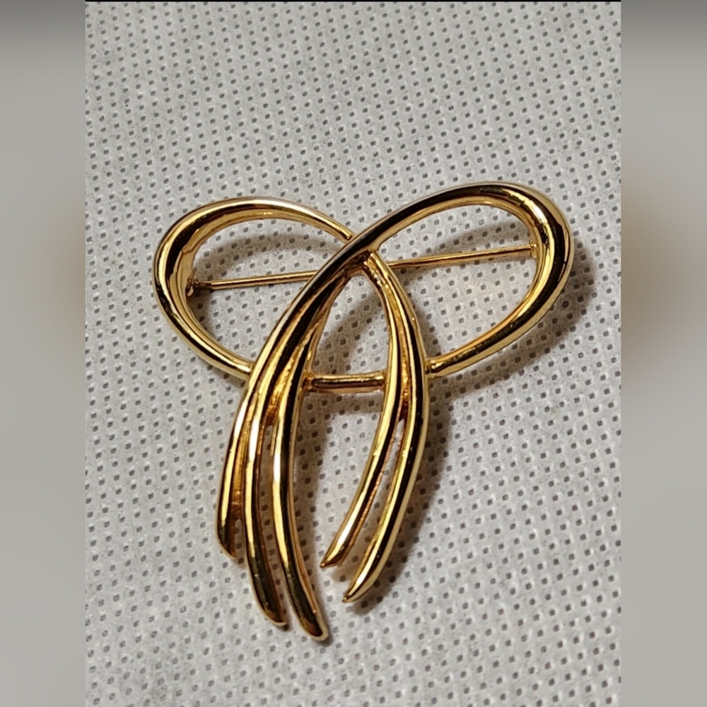 Vintage Signed TRIFARI Gold Tone Open Bow Brooch Pin